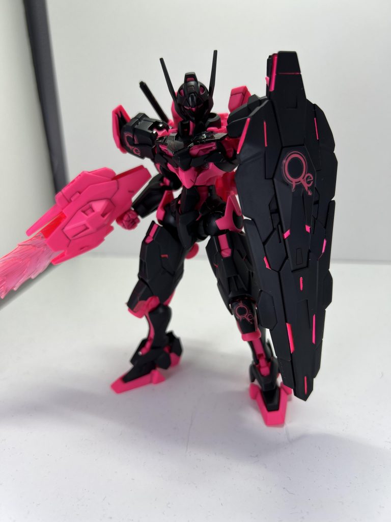 シールドを結構部分塗装しました。ホワイトサーフェイサーの上にアクリジョンの蛍光ピンクを塗ってます。オリジナルカラーもですが、シールド状態は単色になってしまうのはちょっとさみしい感じだったので。