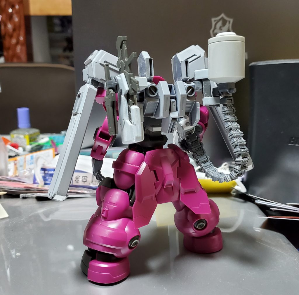 第二種のバックパックと兼用するのもあれかと思いジャンクから良さそうなバックパックを使用。マガジンドラムとトーチとライフルを懸架するためのマウントラッチも自作。