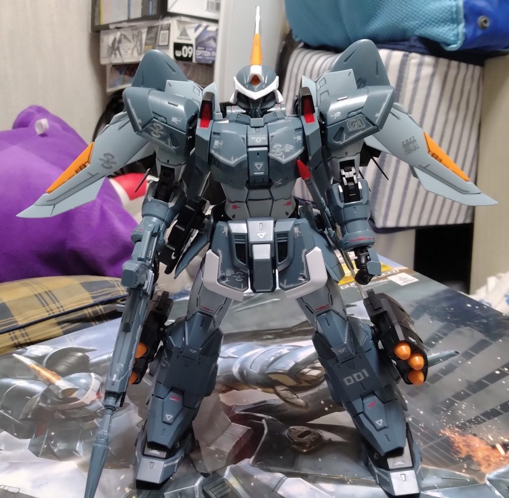 本体はガンダムマーカースミ入れペン(ブラック、グレー、流し込みグレー)でスミ入れをして、モノアイをガンダムマーカー蛍光ピンクで塗装しました。