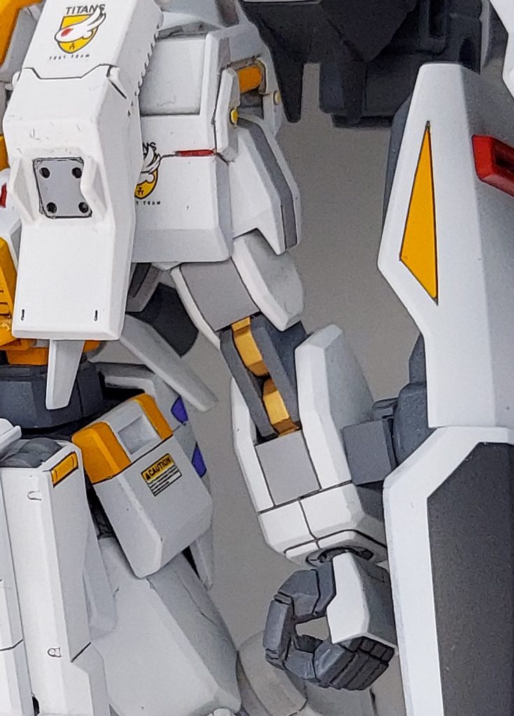 腕部の合わせ目は上半分を分割変更＋スジボリしてディテールを変更しました