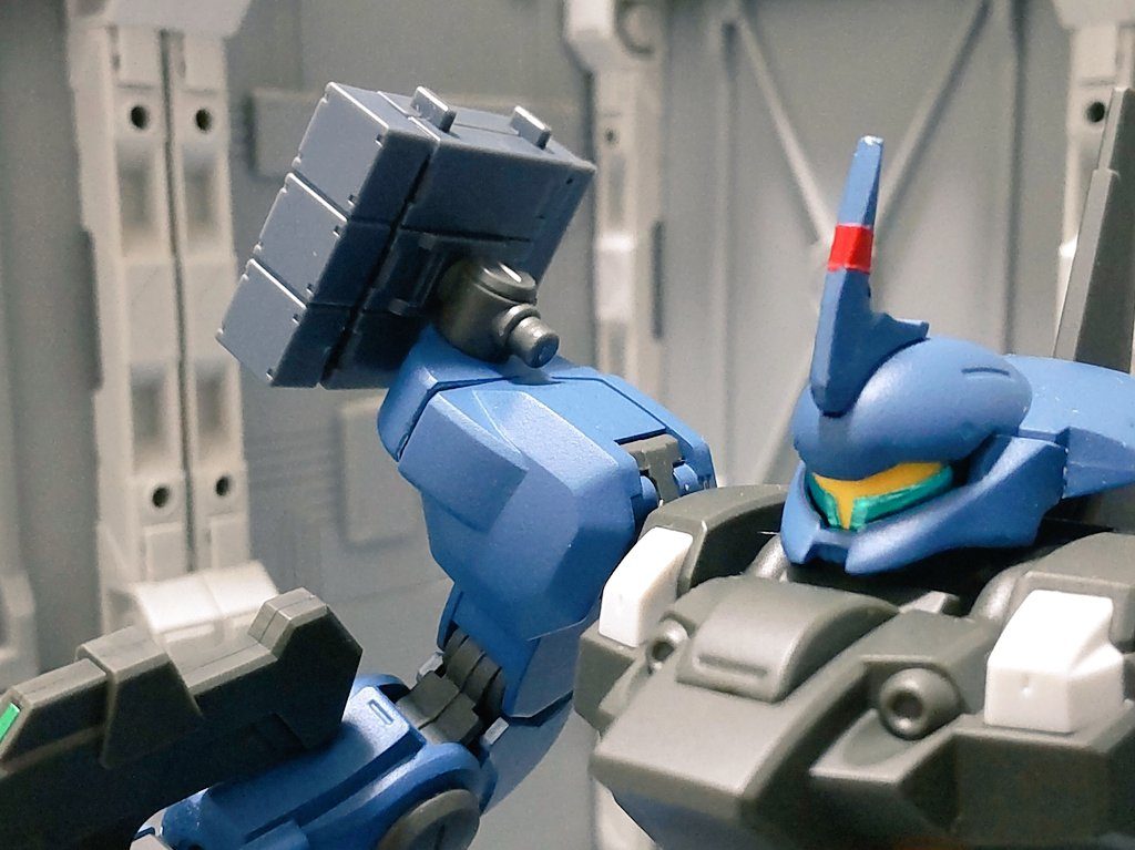 右肩にシールドとは別の兵装を積みたいなと思い30MMのミサイルポッドをチョイスしました。オリ要素