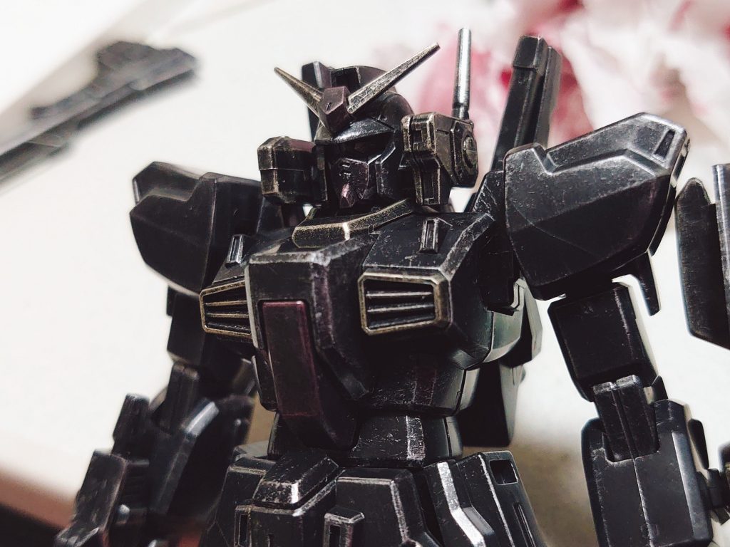 チタンゴールドとクリアーレッドのドライブラシを重ね、シールを貼る前の状態です。