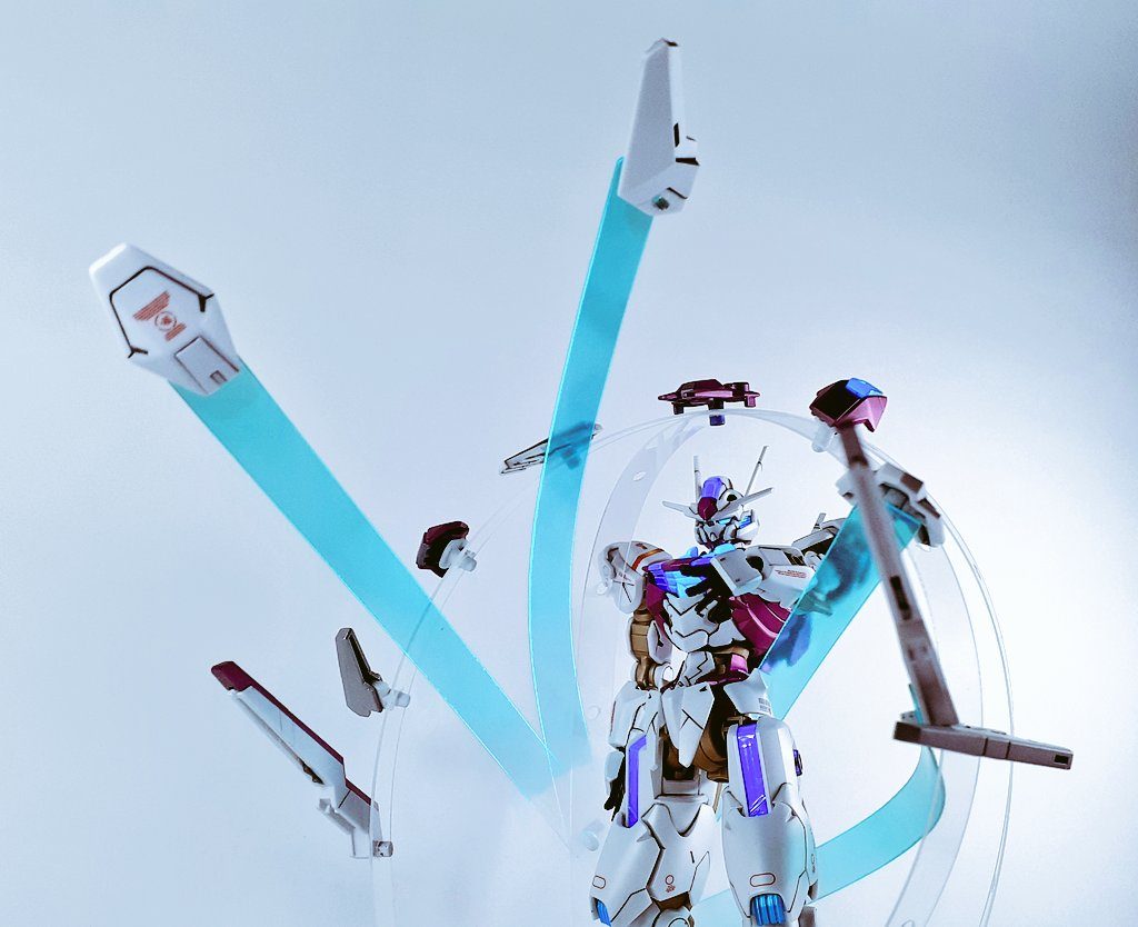 透明プラ板を一部着色してビット後ろの青い軌跡をそれっぽく