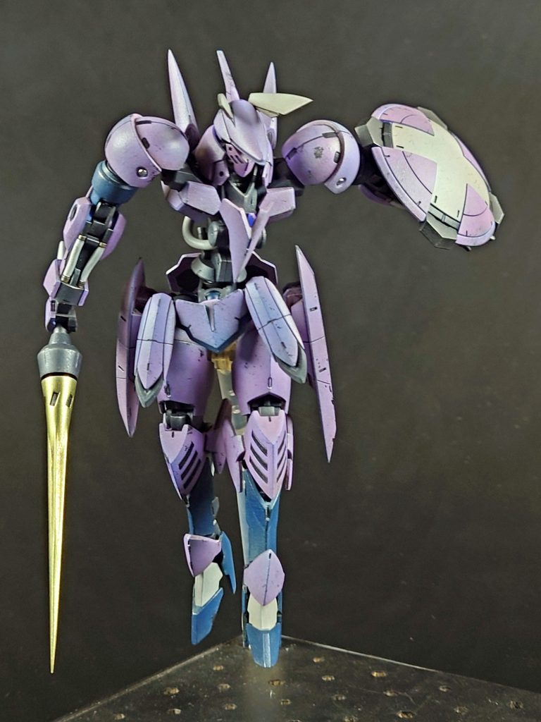 股関節のパーツは干渉部分を削って内側に深く閉じれるようにしました。アクションベースの支柱が邪魔で閉じれてませんが・・・。