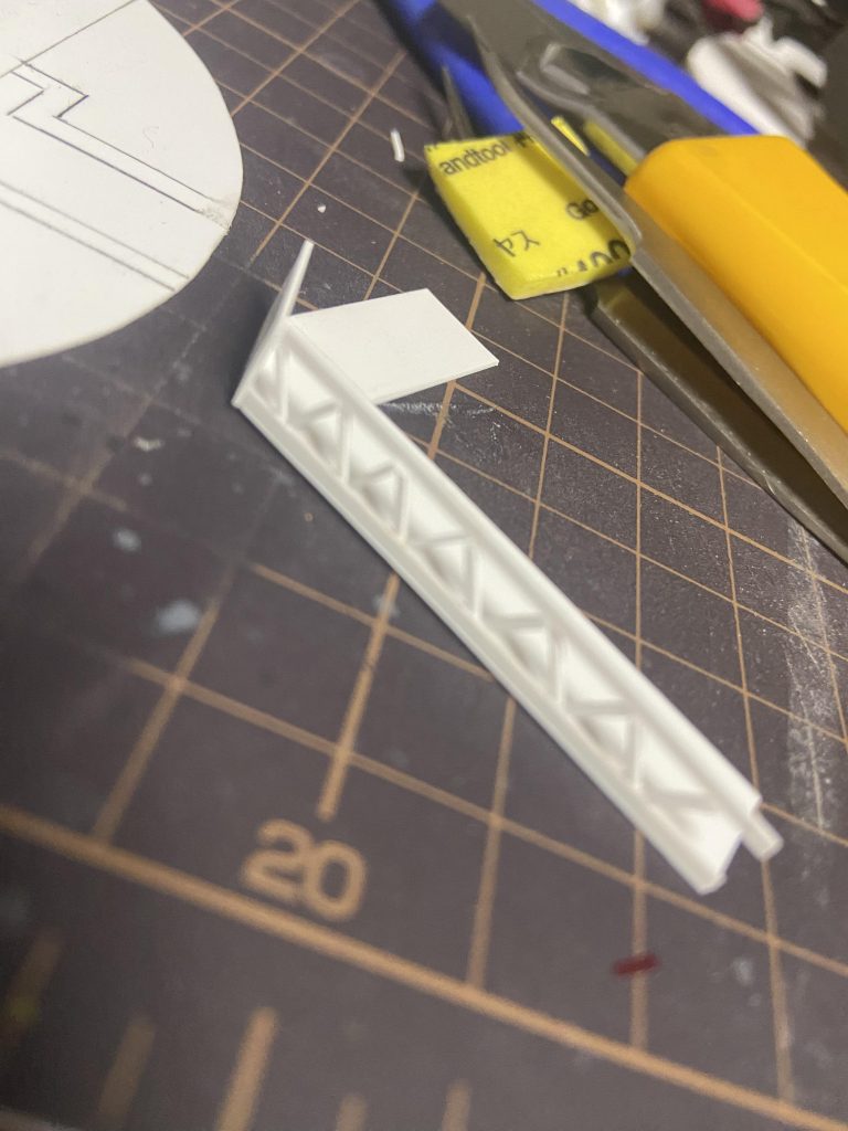 格納庫といえばこれやろ!という事でセリアの0.5ミリプラ板を切って制作してみました。あまり測らずに作ったのでガタガタですがそれっぽくなったのでまぁよし。