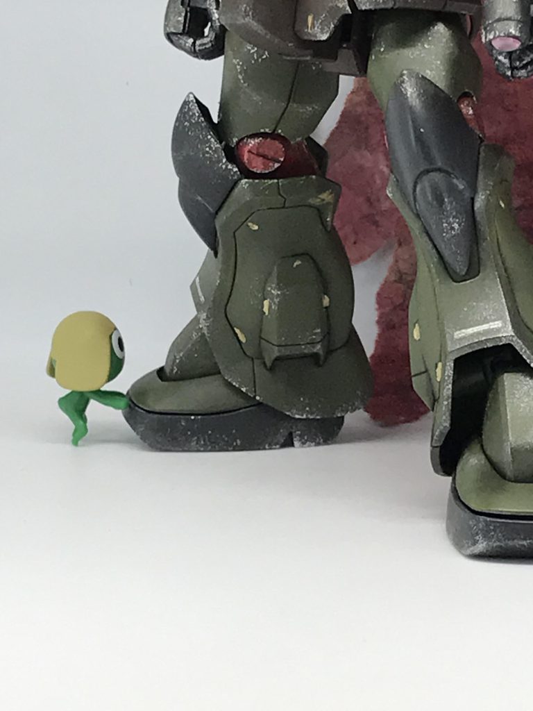 どうやってコクピットに乗り込めばよいのでありますか……タママ2等兵ちょっとハシゴ持ってくるであります!!