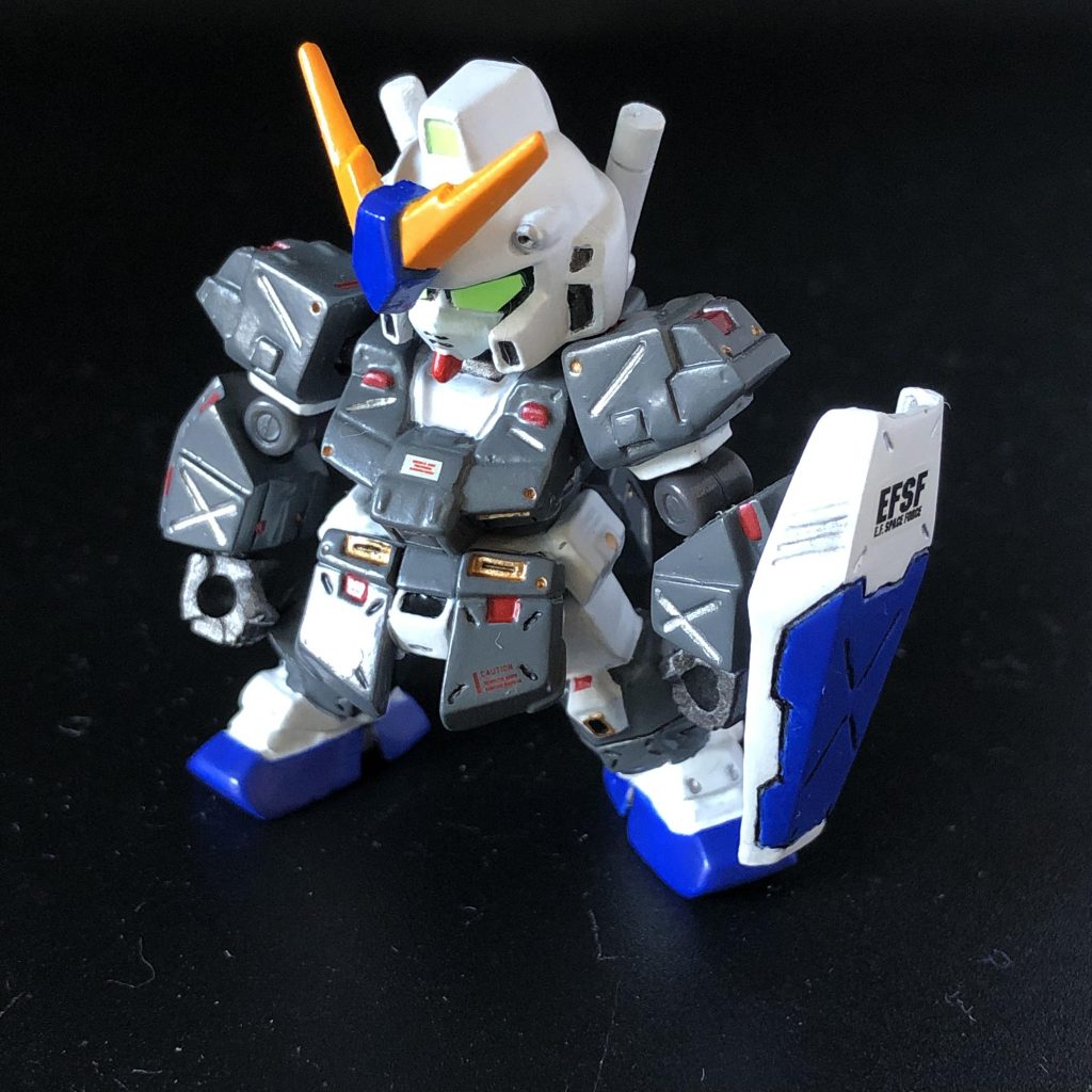 左前腕にはネオジム磁石を仕込んだので、シールドがマウント出来ます。