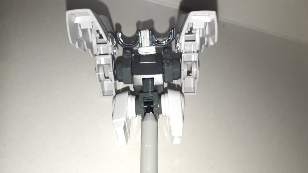 バックパックはEz-SRとリバーシブルガンダムのものを組み合わせ、WAVEのプロペラントタンクとバズーカのマウントパーツを取り付けました。バックパックは燃料を使い果たしたらパージするという設定で、簡単に外せるようにしています