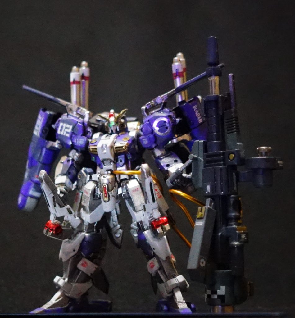 ●複数建造されたS-GUNDAMと呼ばれるイオタ・ガンダムの2番機。●“Benjamin“は機体ネームではなく搭載される戦闘補助AIにつけられた呼称。1番機=A=Alice、2番機=B=Benjamin、3番機=C=Claudia、4番機=D=Dominique ●戦闘補助AIは並列化されず専属パイロットの掛け合いの中で個性を獲得。