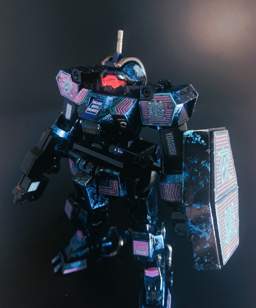 ネオンを意識したスペシャルシールが付属していたので、黒+シルバー+クリアーブルーでラップ塗装してギラギラ感をプラスしてます。