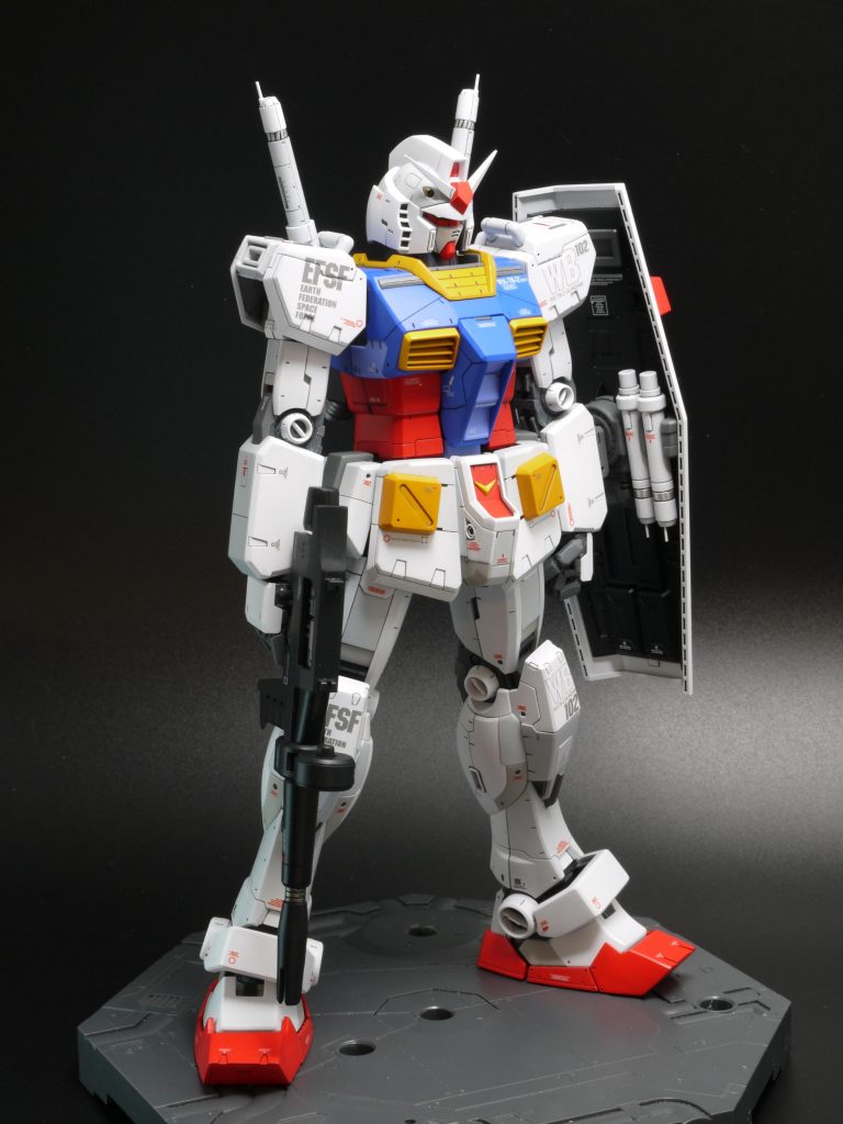 いつものように、内部フレームは部分塗装の簡単フィニッシュ、外装はほぼ全塗装し、水転写式デカールを貼り付け、ツヤ消しトップコートで仕上げてあります。グラデーションの最も濃いホワイトのみ成型色です。ウェザリングはしていません。