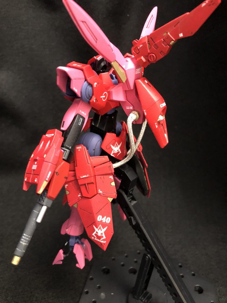 右サイドから。ファンネルは足にサイドスカートのように配置していますが、動力源として背部ランドセルにメッシュパイプで接続しました。パイピングはメッシュパイプだけだと寂しいのでもう少し増やしても良かったかもしれません。デカールはシャアアズナブルのマークとベギルベウの形式番号CEK-040をメインにしました。