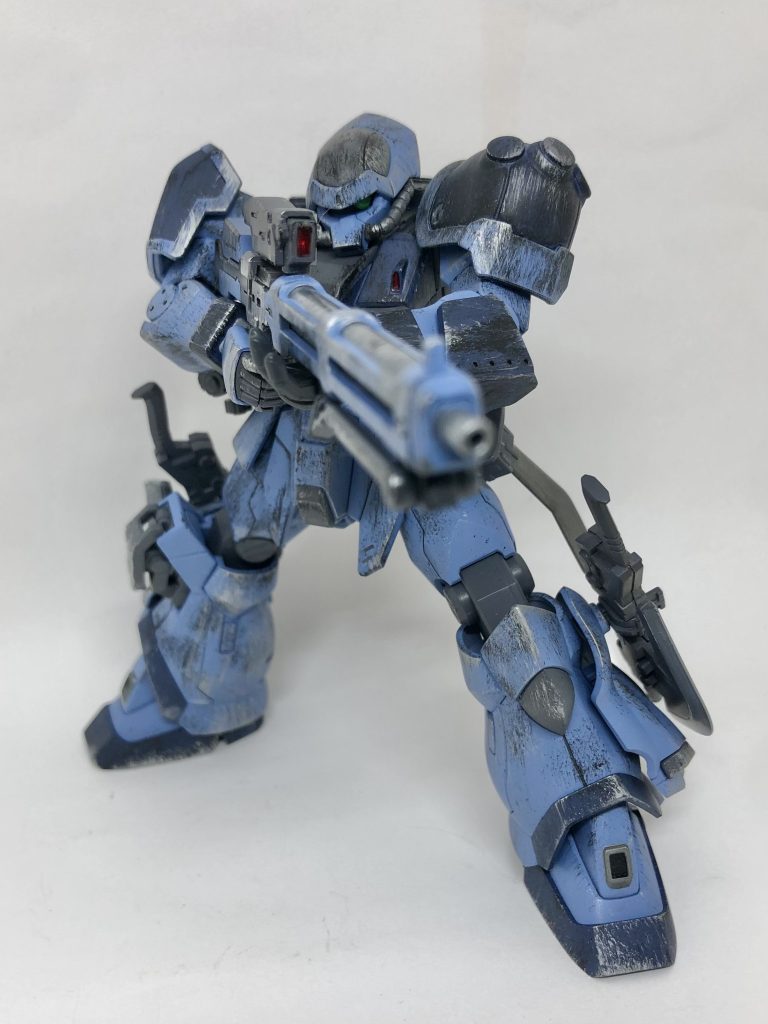 両足のヒートホークはアクトザクから拝借、ビームライフルはシステムウェポンキットから寄せ集めて製作しました。センサー部分はシルバー→クリアレジン→クリアレッドの順で仕上げています。