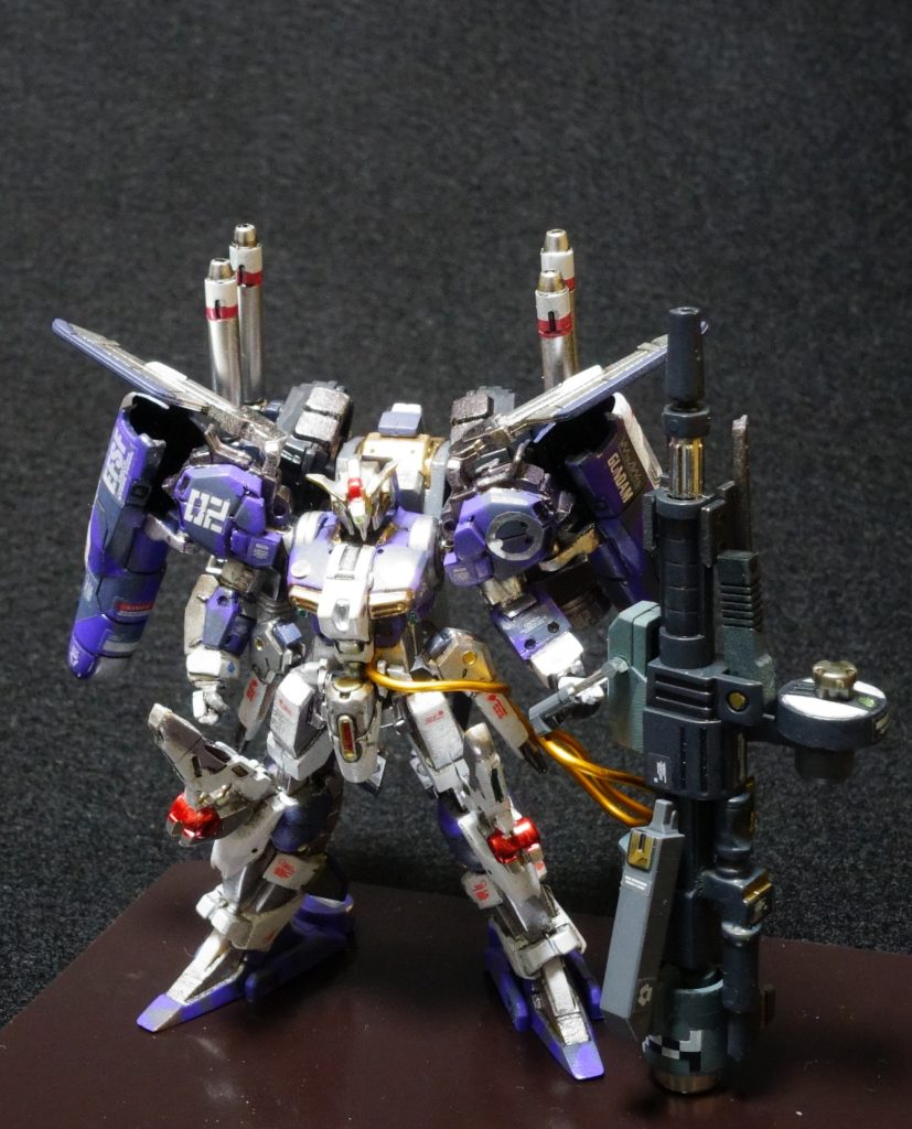 ●百式のメガバズーカランチャーはメタスをジェネレータとして随伴させねばならず、機動性は高くなかったことから居場所を知られると袋叩きにされるため放棄して逃げるしかなかったが、イオタ・ガンダムは本体に3機の高出力ジェネレータを内蔵し両肩には大型プロペラントを装備することからジェネレータ用随伴機を必要としない。●機動性が格段に上がり、HIT&AWAYを繰り返すことができることが大きな特徴。