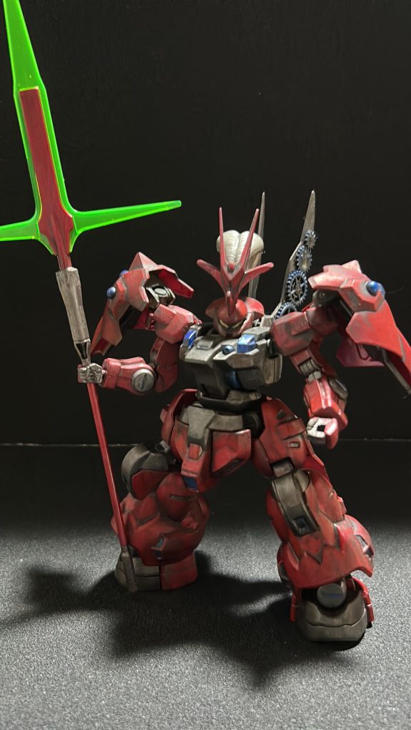 立ち姿です元々武将っぽさがありますがここに汚しを加えてより武将っぽさを目指しました。ポージングは槍を持たせて重い腰を上げ戦場に出陣前をイメージしてます。