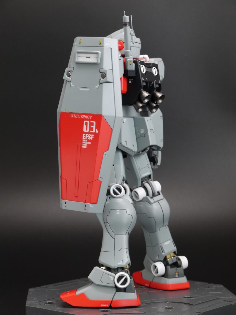 各部の面やエッジは出来るだけビシッとなるように盛り削りしました。キットにはほとんどディテールは入っていないので、全身にスジ彫り、イエローポイント等を追加しています。水転写式デカールは当時のモデグラの記憶や、Ver. Ka等を参考に寄せ集めて貼り付けました。