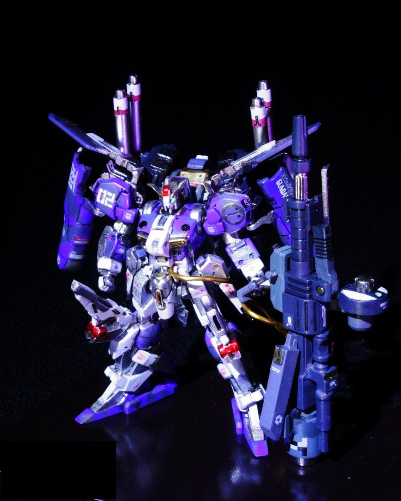 ●バスターランチャーは腰部からケーブルで直接接続され、パワーもシグナルも供給される。●エネルギーの供給とFCS接続の射撃の両方ができるので、バスターランチャーにはマニュピレータで操作する物理的なトリガーは設けられていない。