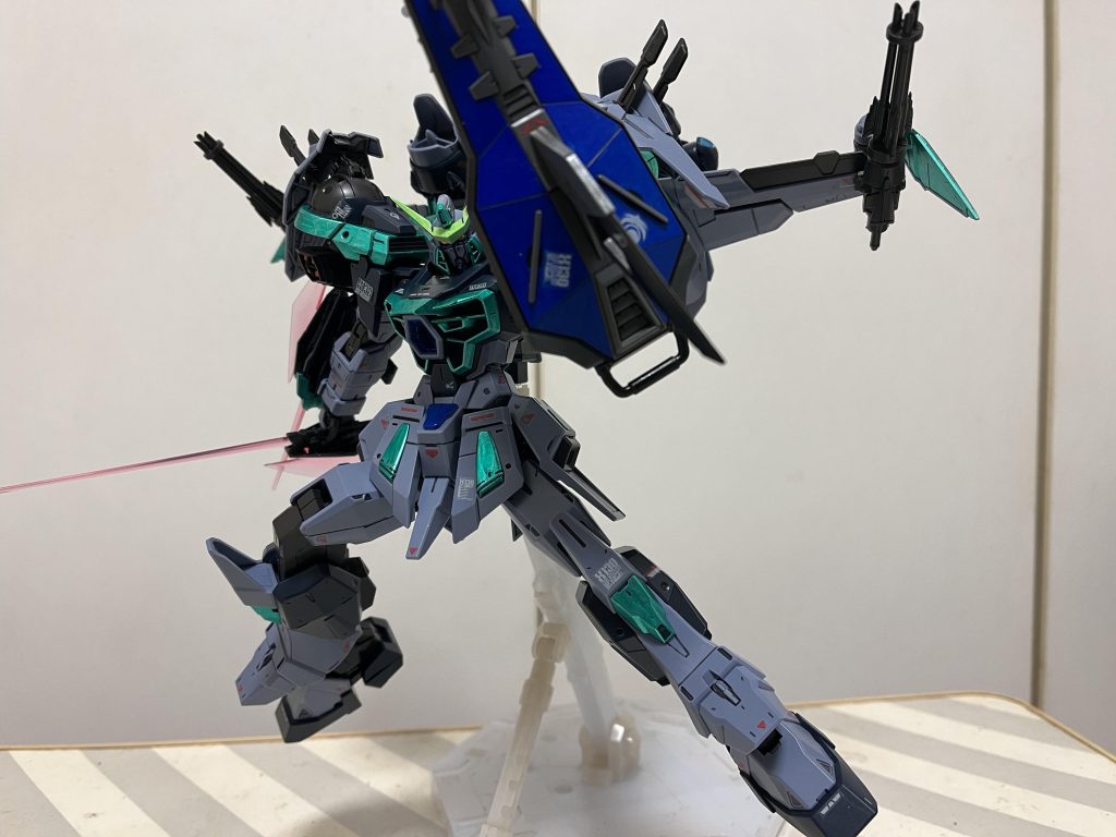 腕に装着したままのトンファー風でも、手に持ってサーベル風でもどっちもカッコいい!