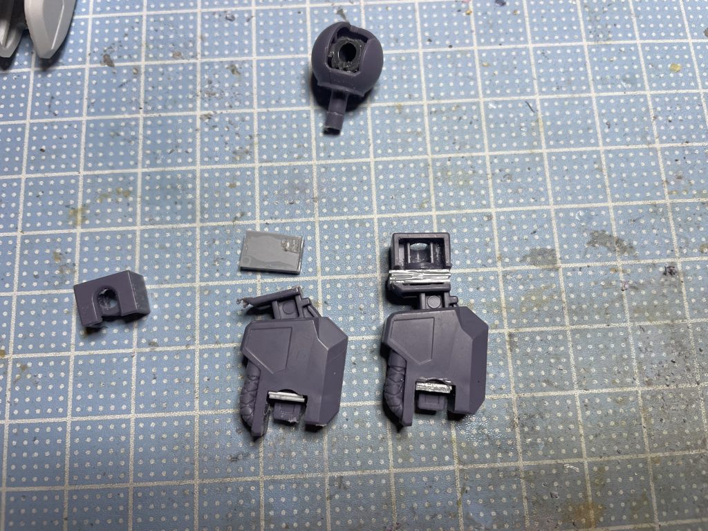 身長を伸ばすために太腿部分を改造。プラ板を重ねて7ミリ伸ばしました。