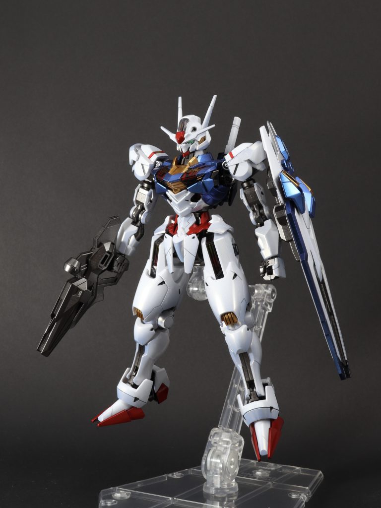 青部分はクレオスのクリスタルカラーのブルーで、黒の上に塗るとメタリックに発色するという塗料です。黒→クリスタルカラーと塗り重ねています。