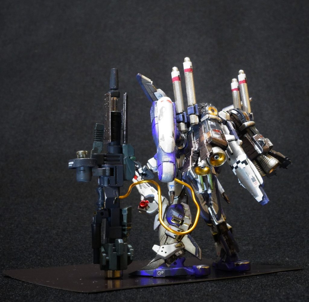 ●大火力ゆえ発射の反動は大きく空間においてはスラスターで反動を相殺するが、プロペラント節約のため、台座・地面となる大質量物がある場合は積極的に活用すべく脚部には台座へのアンカーユニットが追加されている。