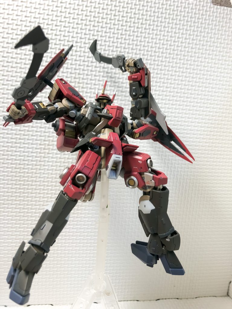 武器自体はガンダムフラウロスの物ですが、下から見上げると、スタイリッシュさが薄れ、蛮族感が出てきますね。