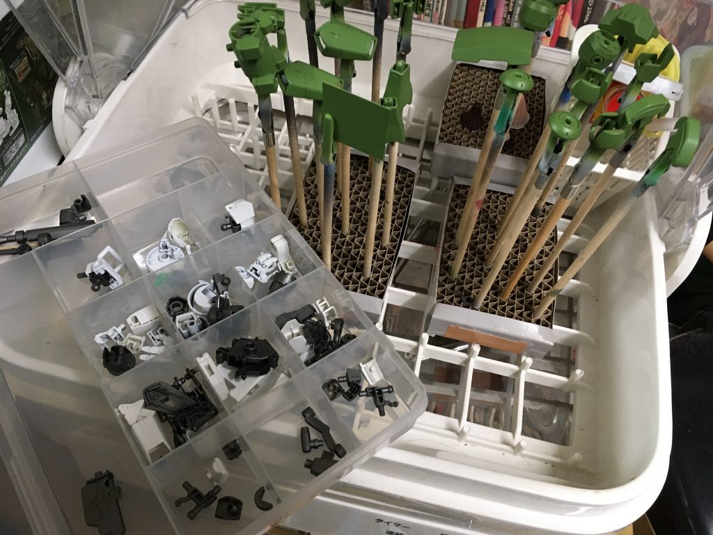 ゲート跡とパーティングラインの処理だけして塗装も各色1種ずつ、細部も4アーティストマーカーで金銀を入れた程度にしています（クリヤーで保護してた筈がスミ入れの拭き取りで一緒に持ってかれてるのはナイショ）。