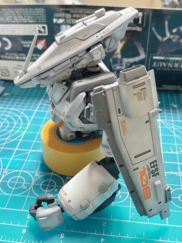 サフ萌えから塗装、マーキング。塗装、実はグレーと白一色のみ。下地の濃さでグレーを何種類かで塗り分けてる様に見せてます。