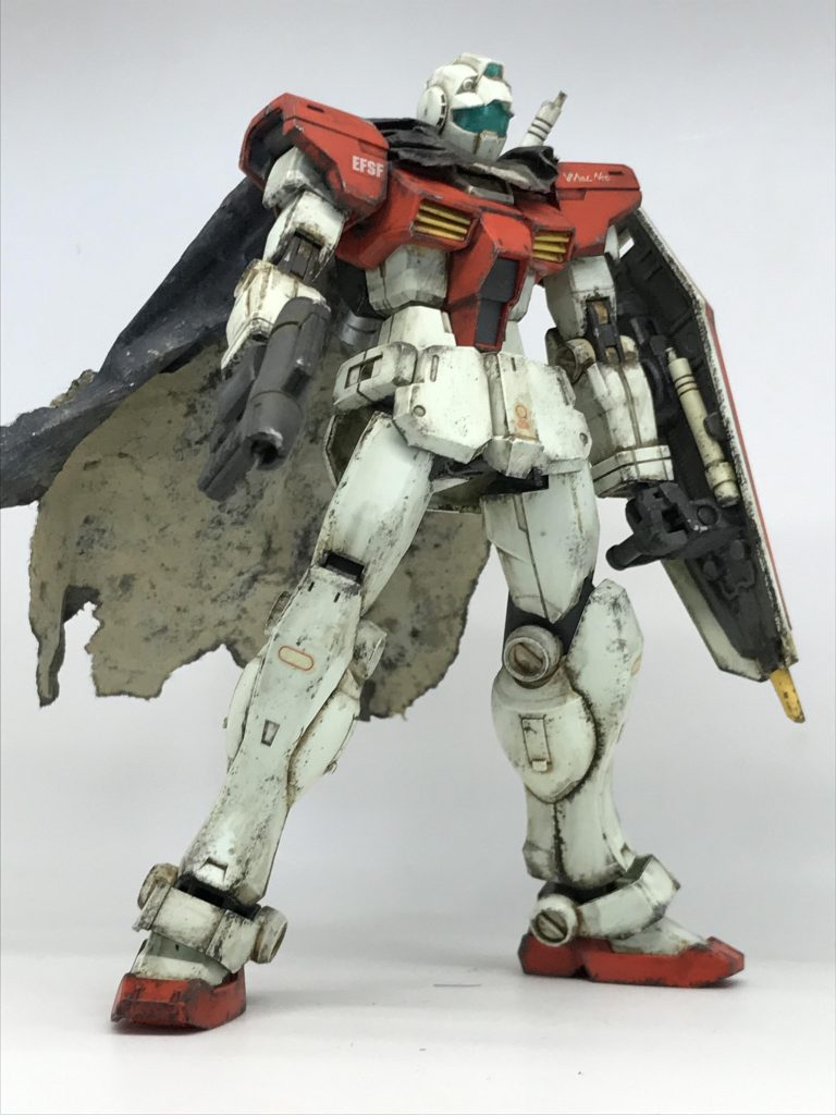 頭部を付けたら簡単お手軽ボロボロマント完成!😊ガンプラにセットしたらお好みで更に破いたり色をのせたりするとクオリティUP!連邦軍の機体&無塗装ウェザリングでマントが似合うかどうかの試作作品にしては中々カッコ良いのではないでしょうか