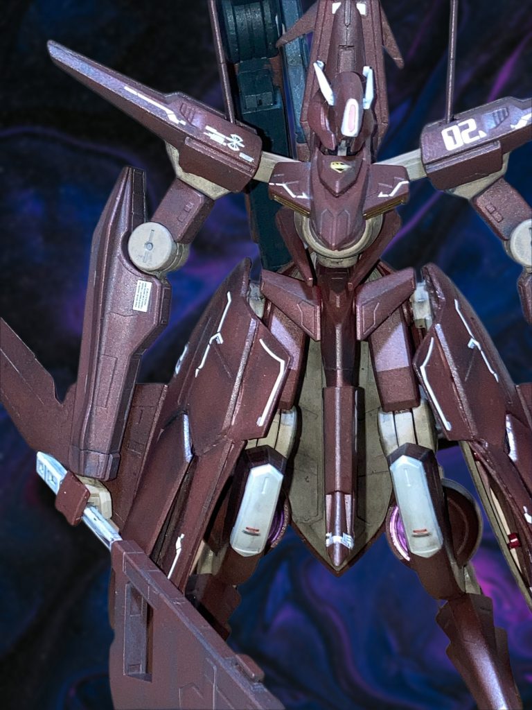 足のアーマーの巨大化は、とにかく重くならないように薄いプラ板を使い、重くなるパテ盛りはしませんでした。必要最低限のパーツでいかに「卵型」の巨大なアーマーを表現できるかに拘りました。