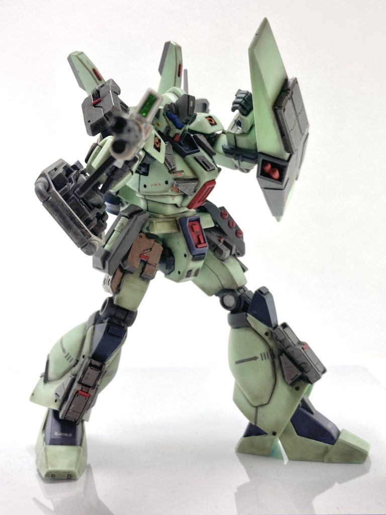 ビームライフルを構えたとこ。実はビルドパーツを足の上に付けすぎて可動域がほぼ無いです(´•ω•̥`)