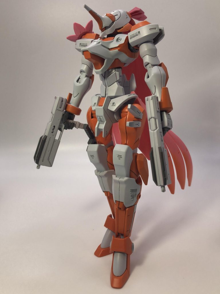 中、遠タイプの装備品は、右肩にファルシアのビットを一基。腰の羽根装備は、ノーベルガンダムの髪の毛を使用し、しなやかさと女性型らしさを!