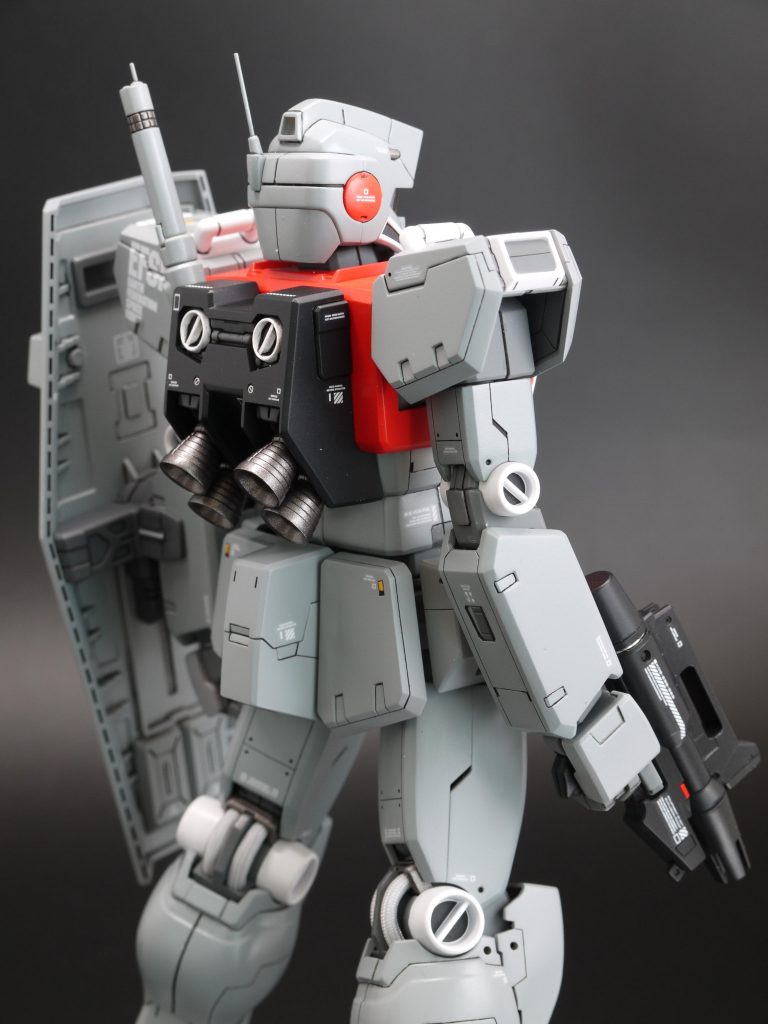 <腕>・肩エッジ出し、裏打ち追加・ノズル内のディテール変更・上腕シャープ化・前腕2mm延長、シャープ化・左手は可動式ハンドを加工して握り拳に  そのため、左手で武器は持てません。・右の武器持ち手はVer. Kaを使用<腰>・股フレームはVer. Kaを使うことで脚を約2mm延長(軸位置の違い)・股間1mm前に延長、斜面の形状変更、黄色V字マーク削除・フロントスカート2mm延長・サイドスカートにダクト追加<ランドセル>・バーニアのフチを薄く加工・ビームサーベルは避雷針を真鍮線に変更