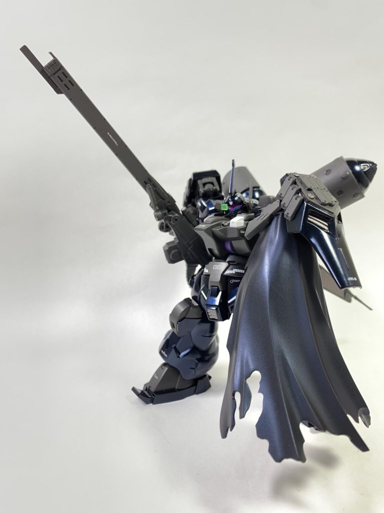 アンチビームコーティングマント。通称ABCマント。対ビームコーティングが施されたマントで、ある程度のビームを無力化します。こちらはMSGサイドマントに本体と同じプリズムブルーブラックを吹きましたが、艶消しを吹くことで本体のメタリックとはまた違った質感を出しました。両肩のシールドはヤクト・ドーガのをベースにアップリケアーマーとリアクティブアーマーを足し、マントと合わせて防御をかなり強化しています。