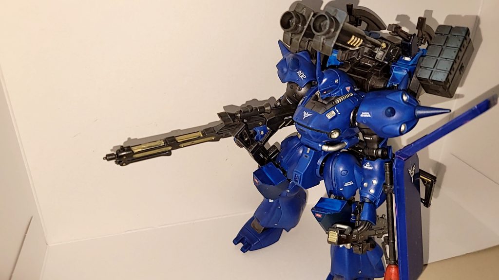 ケンプファー本体は肩アーマーの両方にスパイクを追加したり、膝にパーツを追加しました