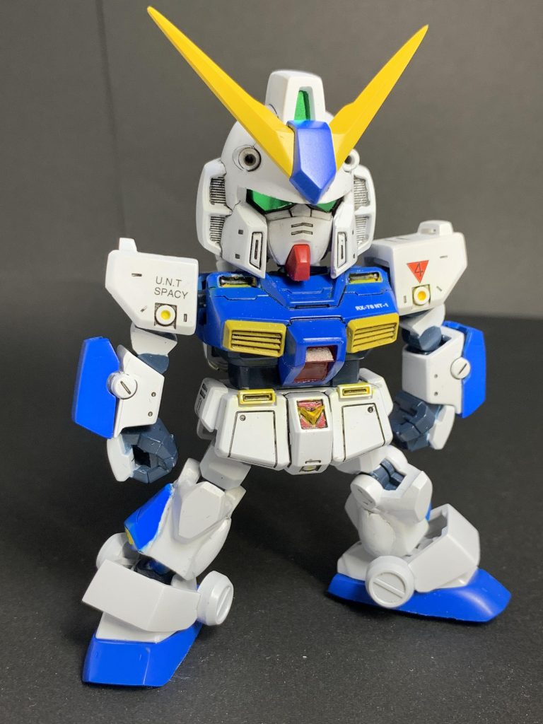 基本はアレックスのパーツを使用してます。足だけはガンダムから持って来てます。