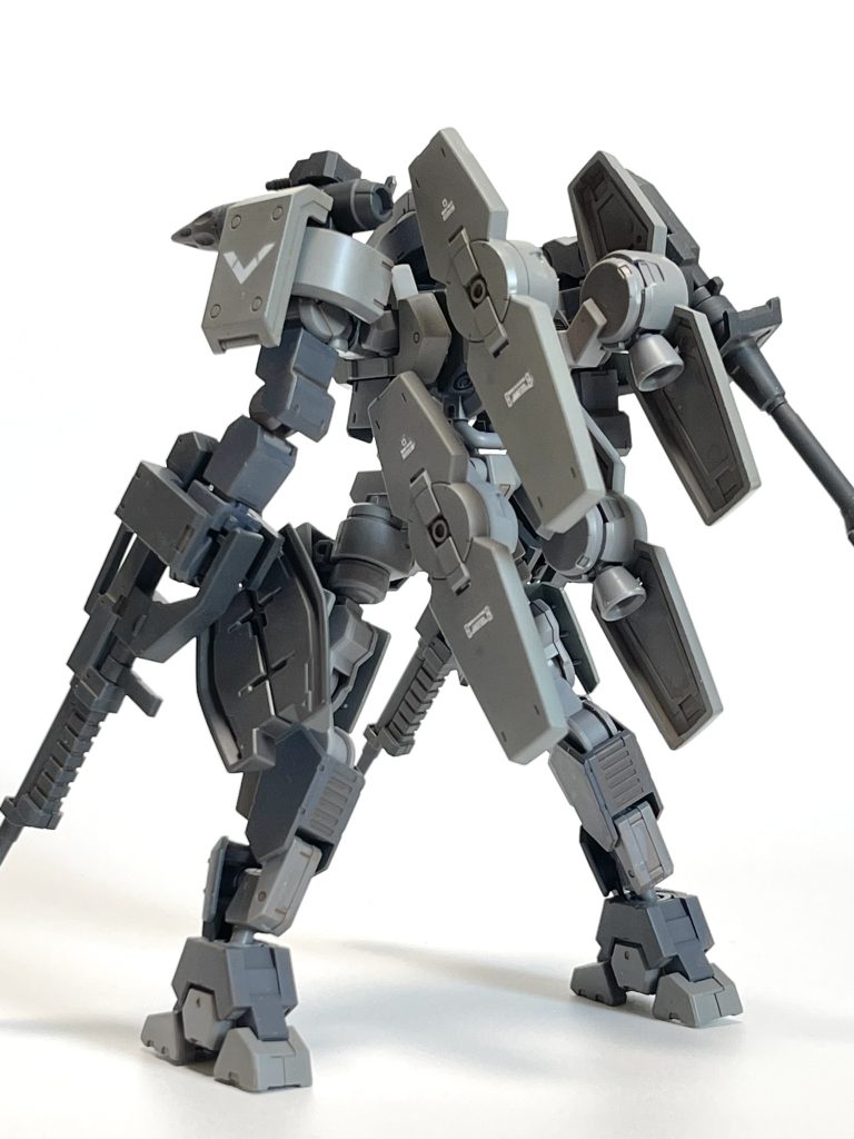 グレイズ用ブースターの四つ付けは設定上微妙ということは理解しています(背中が宇宙用ポジション、腰が地上用ポジション)しかし両方つけたら倍速いし見た目も強そうじゃない!?って小学生並みのワイのプラモスピリットが…