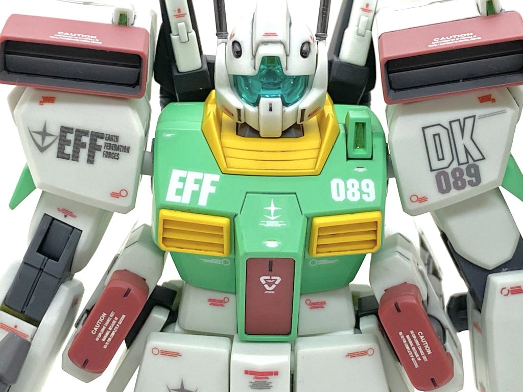 デカールはHGユニコーンガンダム用、閃光のハサウェイ用、オリジン用などをメインに市販のデカールも使い、カトキ風にしました。ジムⅢはカラバとアナハイムエレクトロニクスの共同開発という設定なのですが後に連邦軍に正式採用されたいう資料を見た事があるので地球連邦軍の英語表記でありますEarth Federation Forceを示すEFFのマーキングを使いました。アルファベットのDKはダカール守備隊所属で089はジムⅢが完成品の89体目なので(笑)そうしてます。