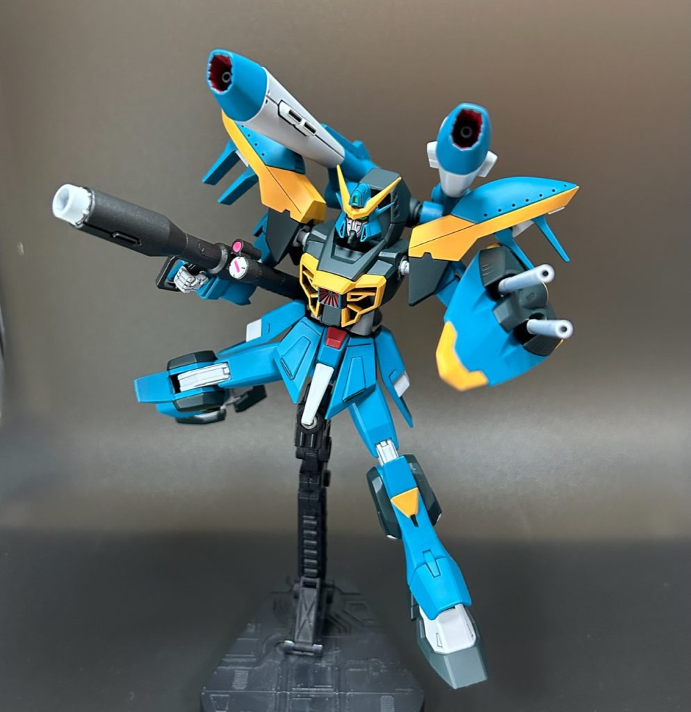 二の腕と肘関節が若干伸びたのでバズーカを抱え込むポーズも余裕です。