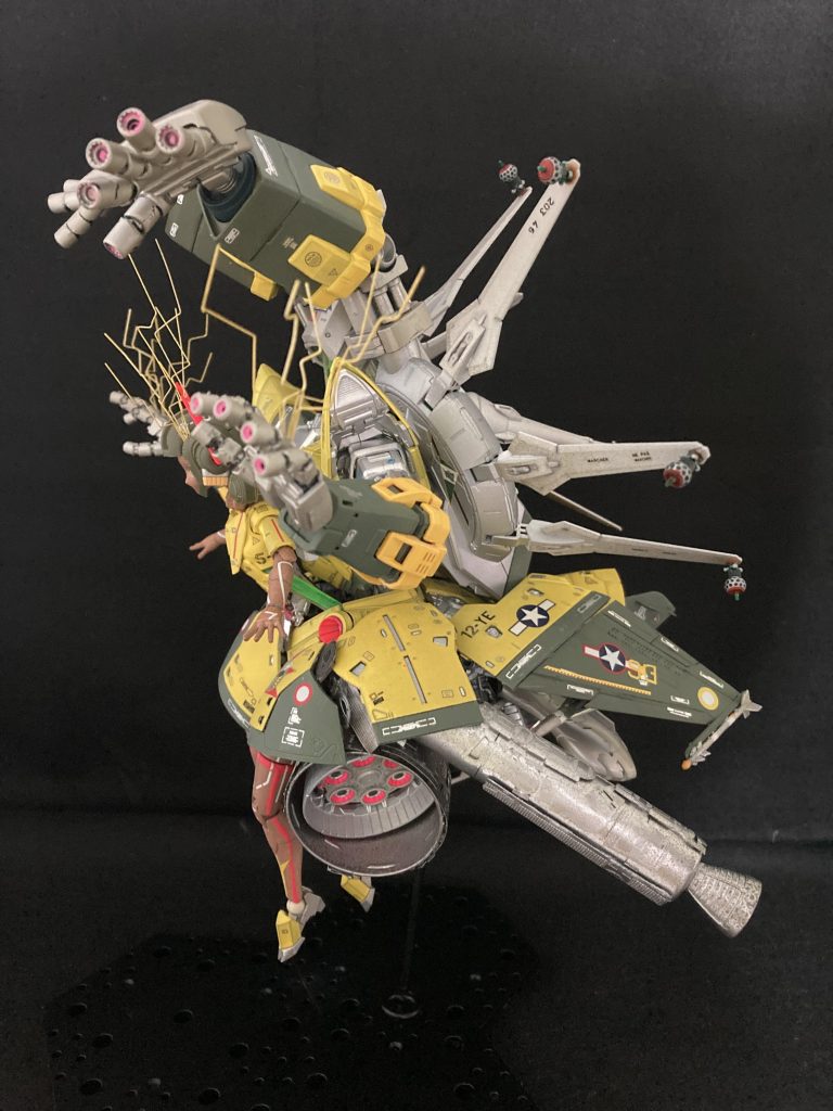 ノーズアートでララァジオングを女王蜂に見立ててみました^_^ノ