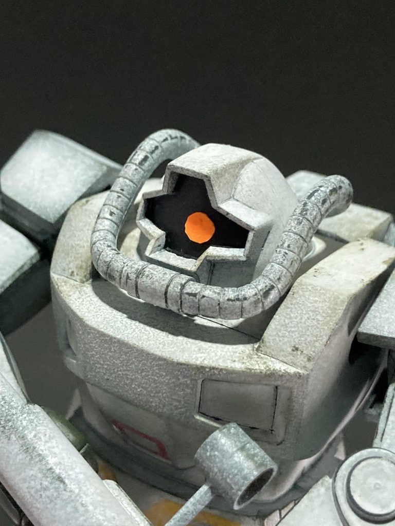 モノアイは紙を切って蛍光オレンジで塗装。バズーカのスコープも同じく。