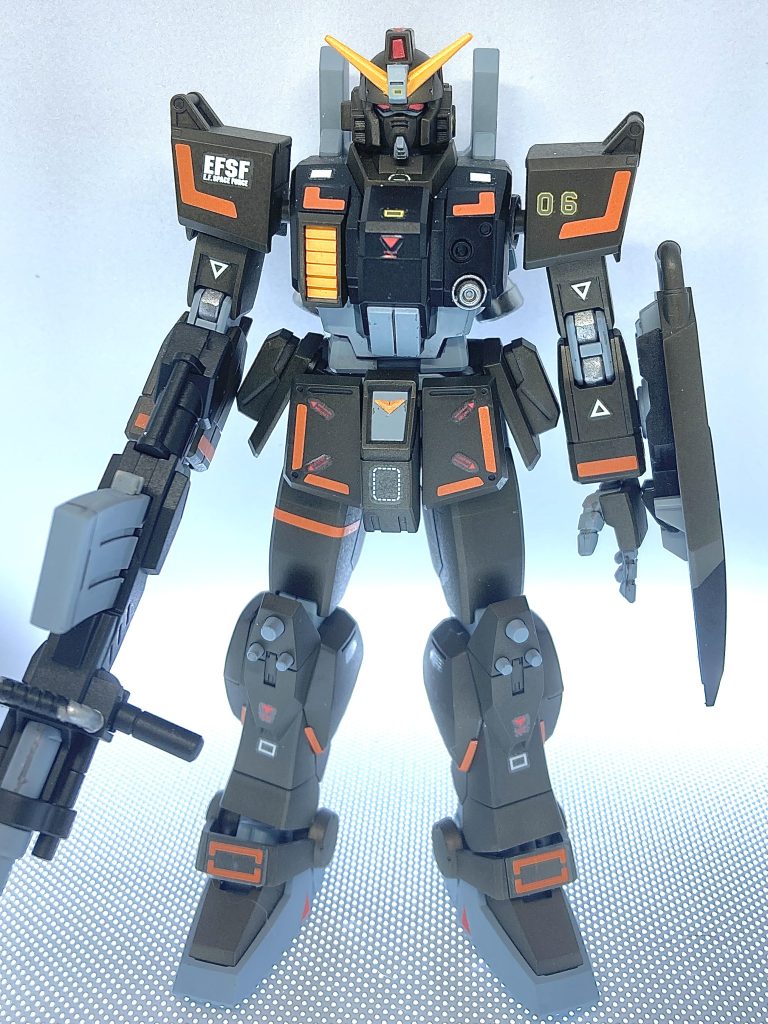 付属のデカールと、ガンダムデカールの昔のやつ（No37とか）を引っ張り出してみました。