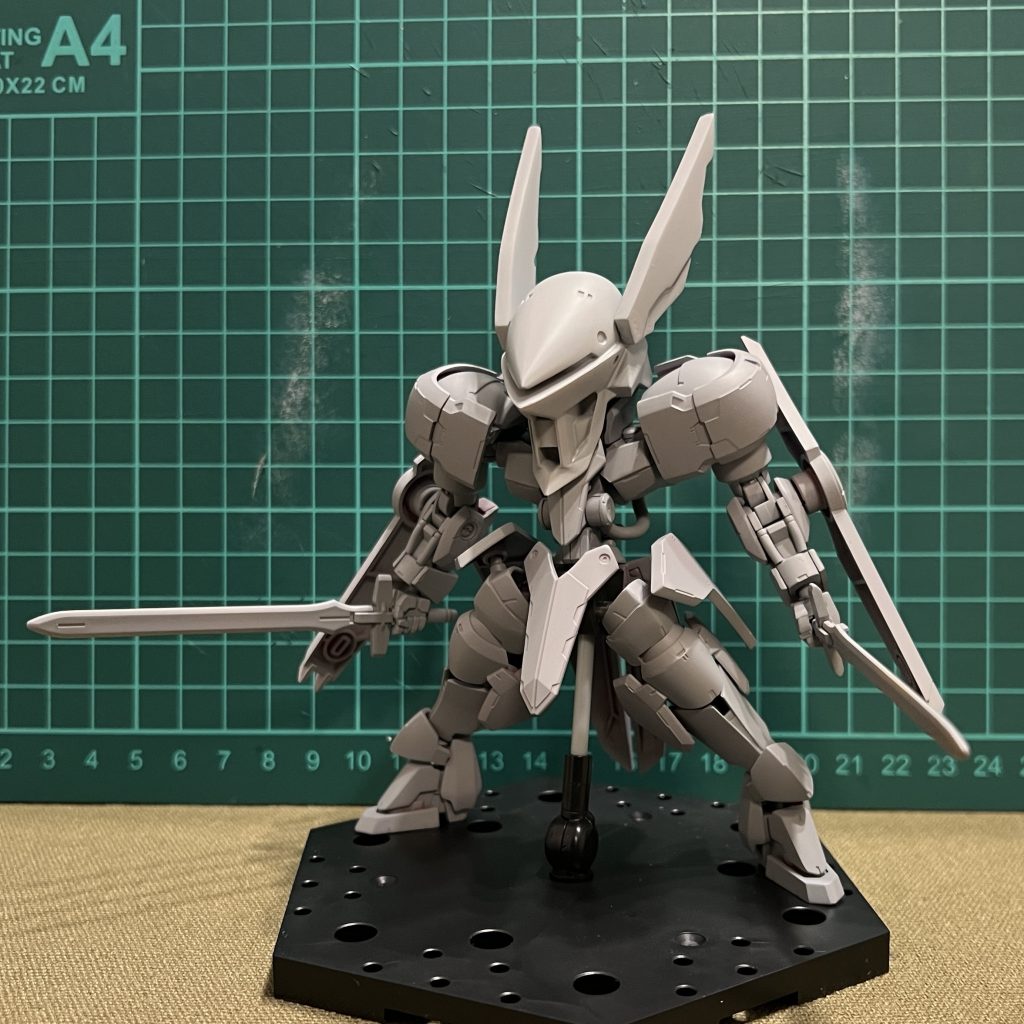 ここで腹回りの短縮が気になったので元に戻しました。そしてサフ状態です。