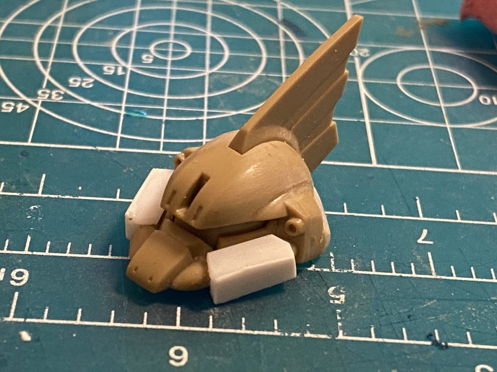 頭部形状を「若き彗星の肖像」のゲルググチックにしたかったんですが、プラ板でここまでしか出来ず・・・あ、あと豚鼻と言わせないためにノーズも少し形とディテール変えてますw最後までご覧いただきありがとございますm(._.)m