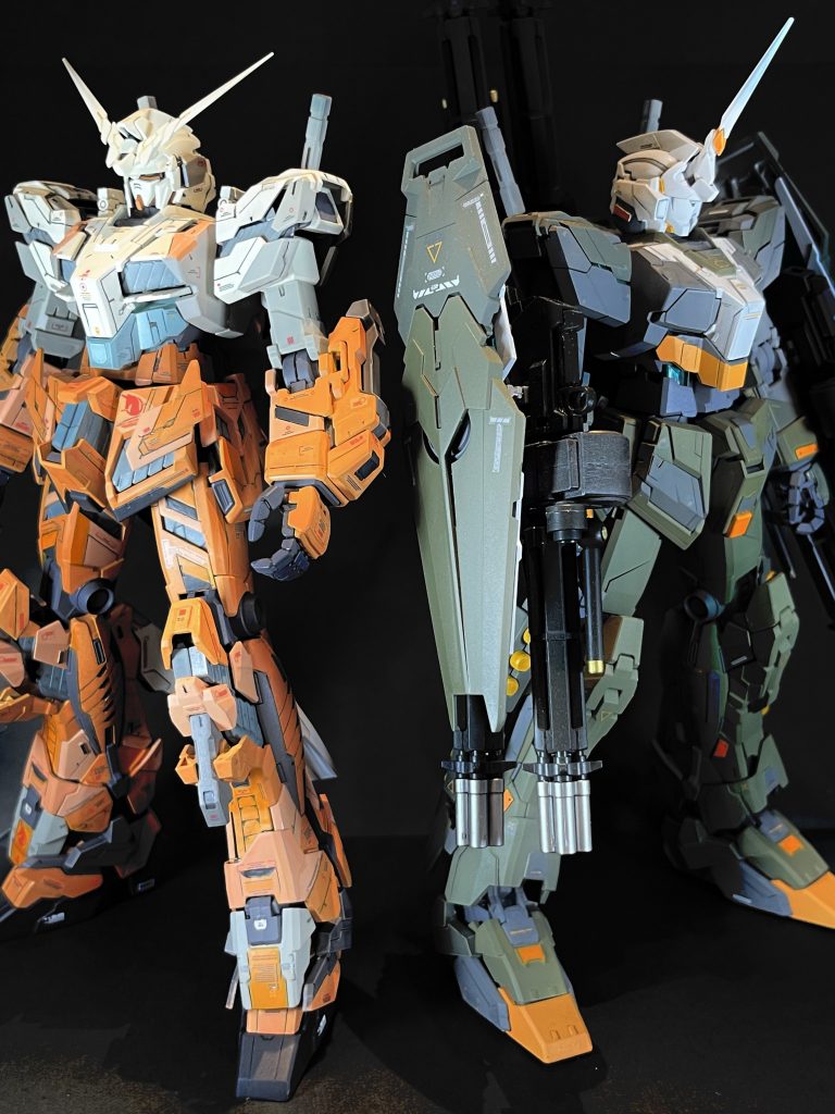 去年作ったフルアーマーユニコーンソユーズカラーと今回のH3カラーを並べてみたソユーズカラーはデストロイモードが全然似合わないのでユニコーンモードのまま