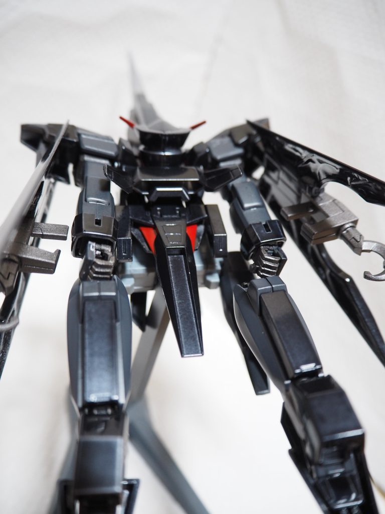 変形。シルバー下地が見えることでスラスター部にリアリティが生まれています。偶然の産物です。 