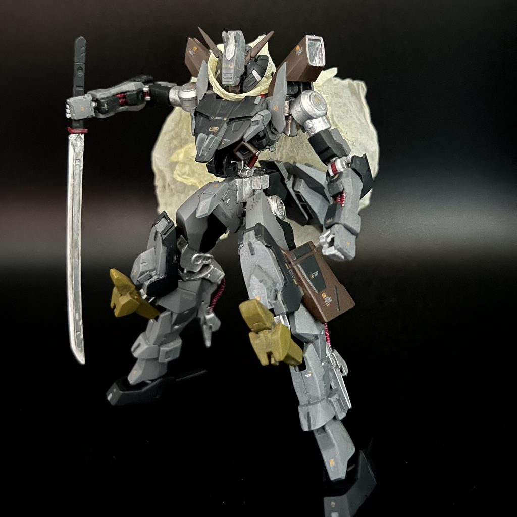 ASW-TD-F5 白陣マクギリス・ファリド事件後、歳星内に秘密裏に保持されていた『ガンダム・グシオンリベイク』のデータを元に改修・復元されたテイワズ製ガンダムフレーム試作試験機。ギャラルホルンとの技術提携を水面化で行う為、地球へ運搬中にとある傭兵に強奪される。その後は、反ギャラルホルン勢力の主力として傭兵と共にゲリラ戦を主に行う。ガンダムフレームの運動性能の脚力部分を最大限に強化している為、接地している際の機動性能、特に小回りの効きはスーパーカーと称されるリアクターの高出力を巧くレシーブして俊敏に戦場を駆ける。グシオンリベイクからのデータを元にしている為、阿頼耶識システムを初期搭載している。※搭乗者の傭兵は阿頼耶識施術を受けていた為、本機のシステムを最大限に運用可能。ちなみに型番はガンダムフレームのASW-G-○○をベースにテイワズ(Tiwaz)が独自に複製(Duplication)したこととカラーイメージ(whitesmoke)のカラーコード(#f5f5f5)から、ASW-TD-F5となった。