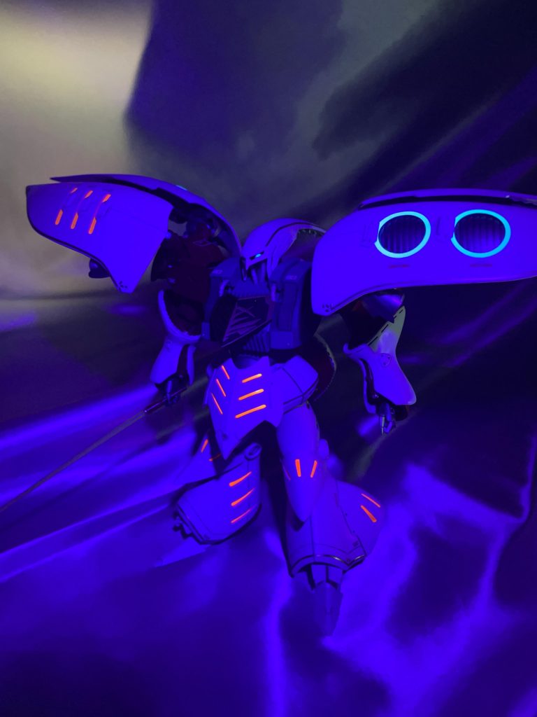 蛍光塗料を拭いております。ブラックライトでこんな感じに。