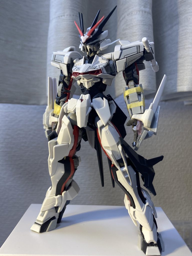 頭部の頬パーツにアンテナを追加。肩パーツにRGエクシアのパーツをつけました。ガントレットはオリジナルデザインで製作してます。先端が分離して射出攻撃ができます。靴パーツは自分好みのヒール形状に変更。塗装前にマスクパーツを無くしてしまったのでEGのストライクのパーツを使用してます。ここからサフ吹き、塗装、部分塗装を行いました。