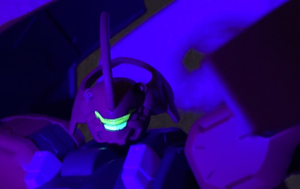 目は蛍光塗料でビコーンとひかる！ただ黄色と緑の差がわかりづらいですね。